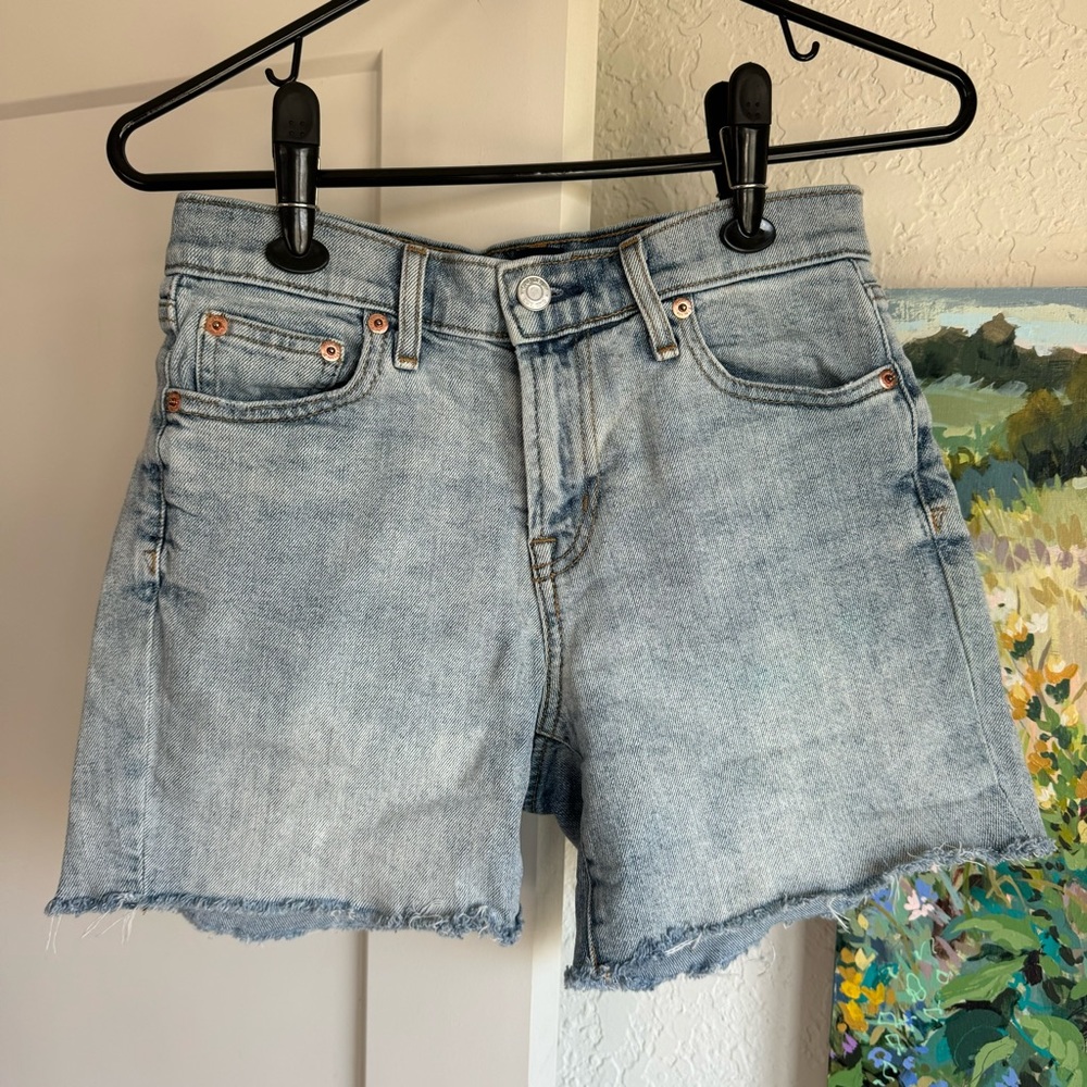 GAP women’s light wash cut off shorts, size 25